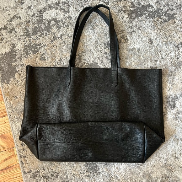 Cuyana Handbags - Cuyana Black classic leather tote